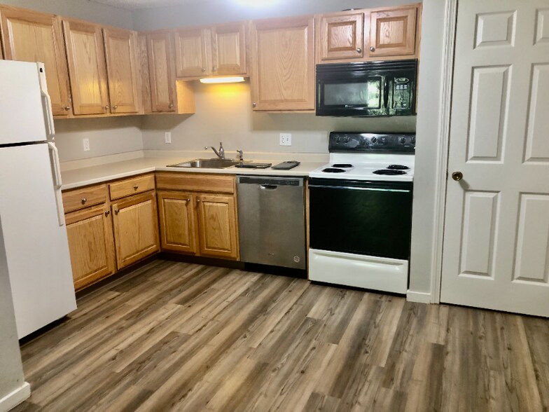 Building Photo - 3 Oak Hill Ln