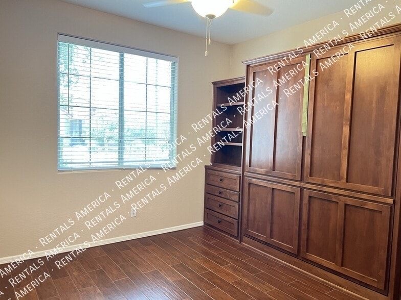 Building Photo - 1536 E Fontana Dr