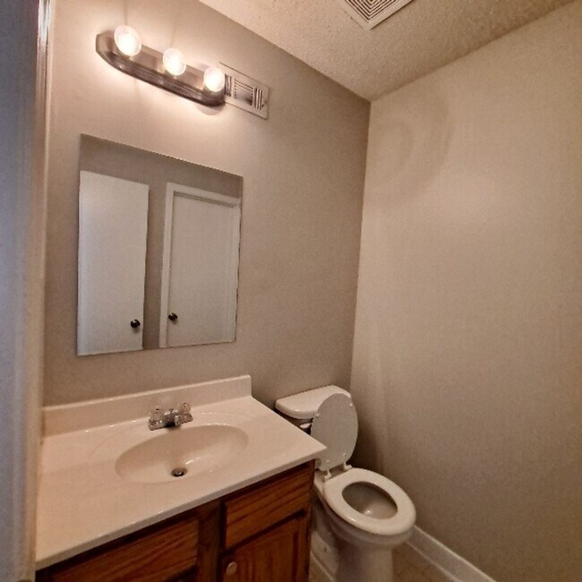 Building Photo - Great Duplex Unit In The Heart of Memphis