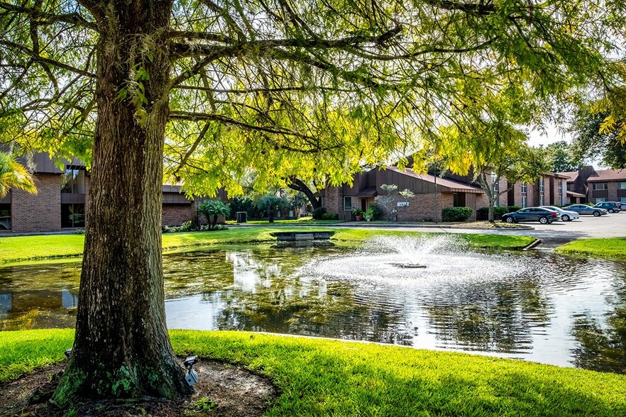 Woodlake Park Pond with Fountain - Woodlake Park Apartments