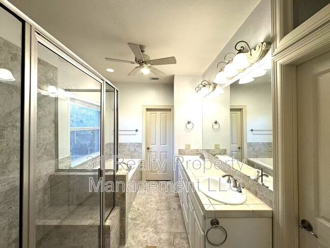 Building Photo - 7 Monarch Oaks Ln