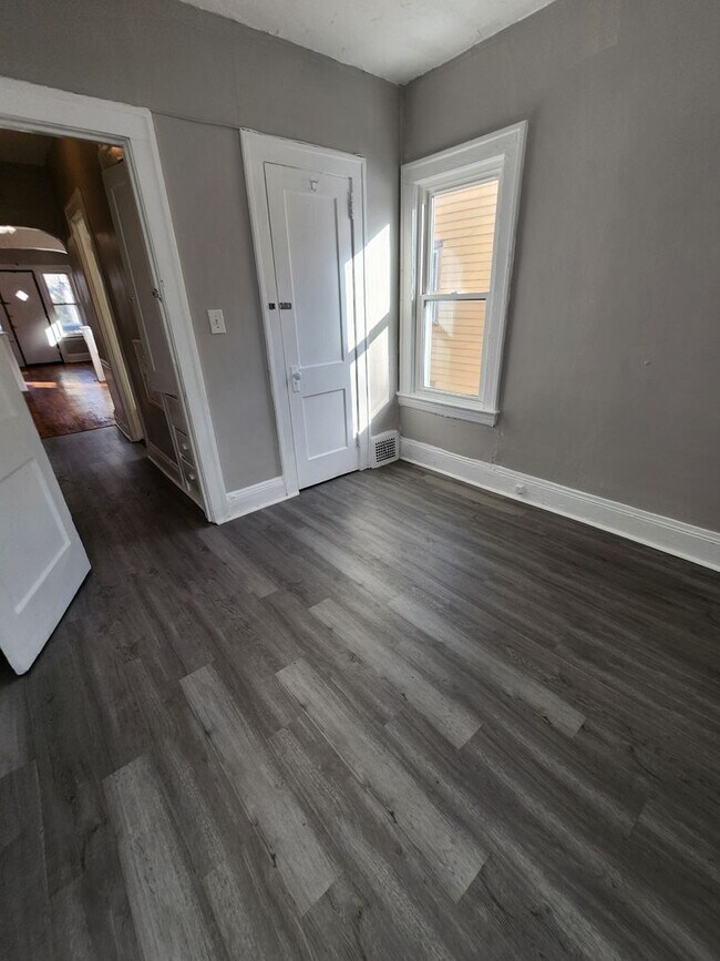 Building Photo - 120th,E.3610