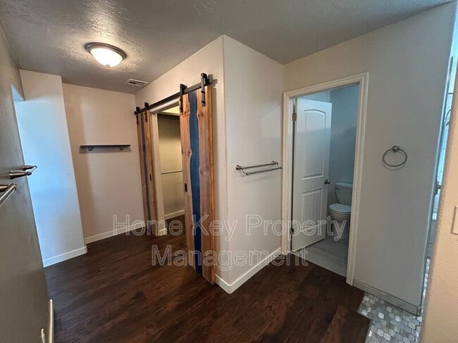 Building Photo - 3165 Crestview Dr