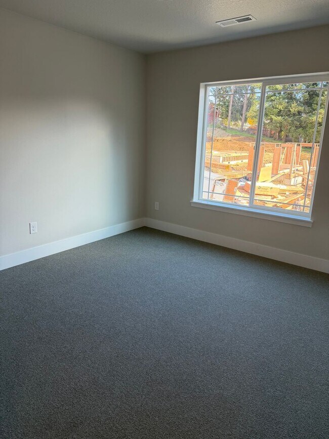 Building Photo - Four Bedroom Home For Rent: MOVE IN SPECIA...
