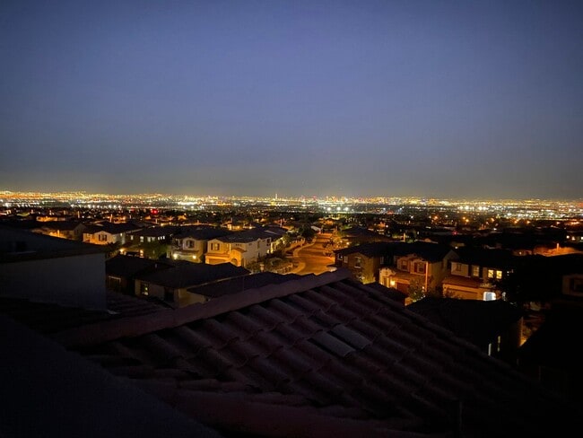 Building Photo - Gorgeous 3Bed/4Bath/2Car, 3-Story Townhome nestled in this beautiful Summerlin West Gated Communi...