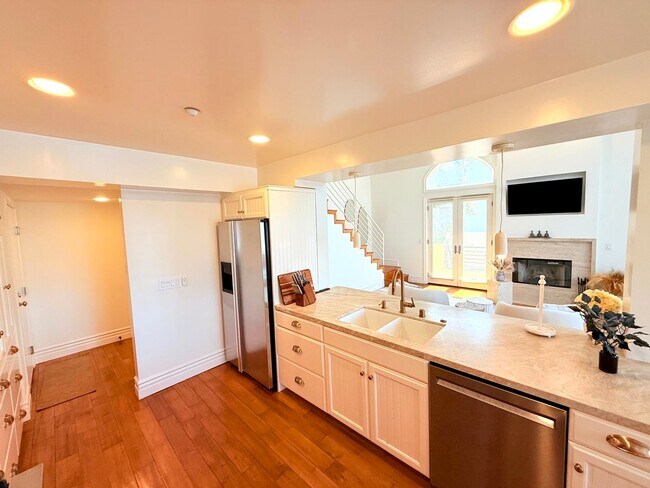Building Photo - Sophisticated Bright & Spacious Furnished ...
