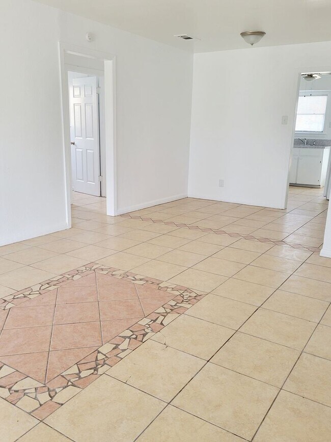 Building Photo - Alamo Ave.