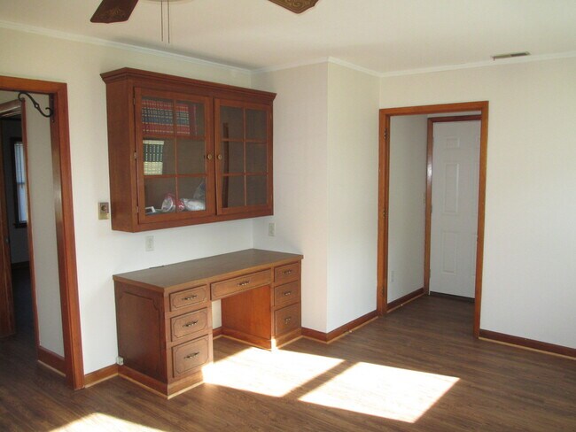 Building Photo - 3 Bedroom, 2 Bath home on a large lot with...