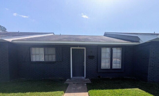 Building Photo - 2400 Brookridge Dr