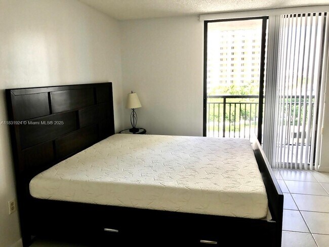 Building Photo - 540 Brickell Key Dr