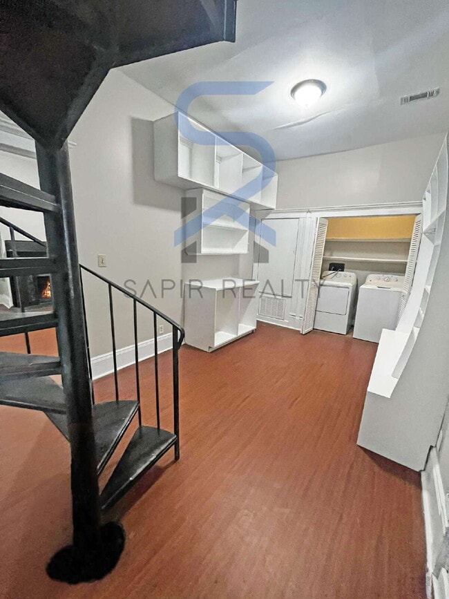 Building Photo - Move in before October 15th and get a $250...