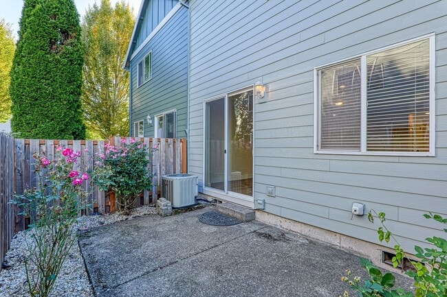Building Photo - Freshly Updated- 3 Bedroom, 2.5 Bath Townh...