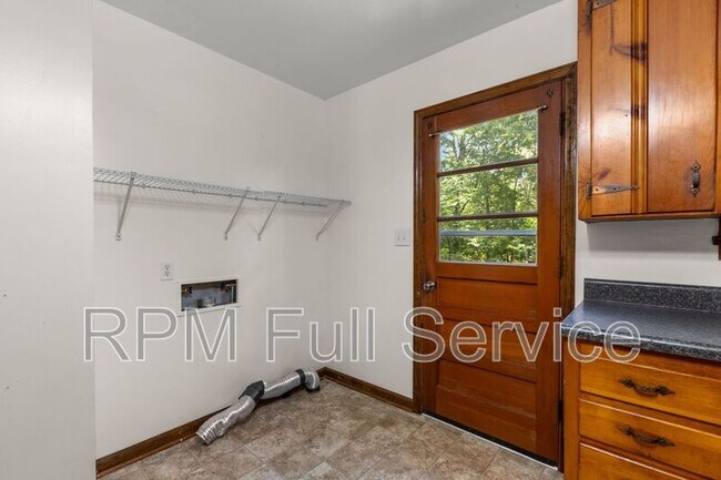 Building Photo - 570 Carol Dr