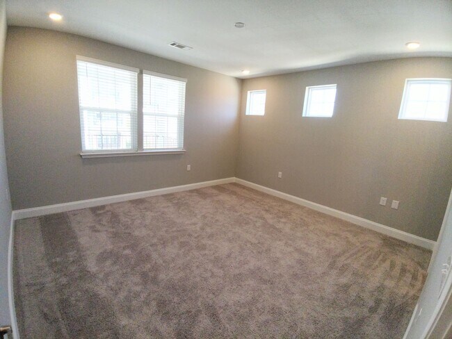 Building Photo - AVAILABLE NOW! 2-Bed/2-Bath Condo in Franklin