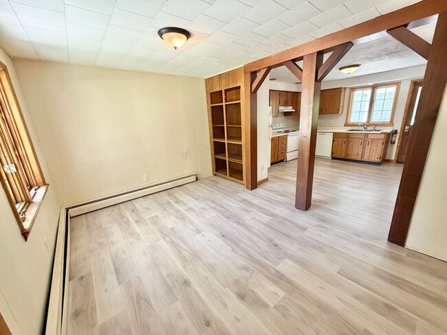 Building Photo - 3 Bedroom Apartment Superior South End Location Burlington Available 7/1! OFF STREET PARKING + LA...