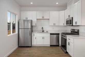 Building Photo - Spacious Remodeled 3BD/2BA with Private Balcony, In-Unit W/D + Parking