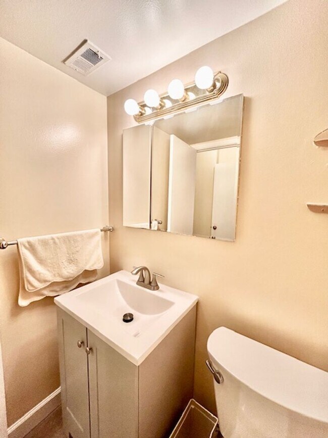 Building Photo - Cozy Oasis in Rockville!