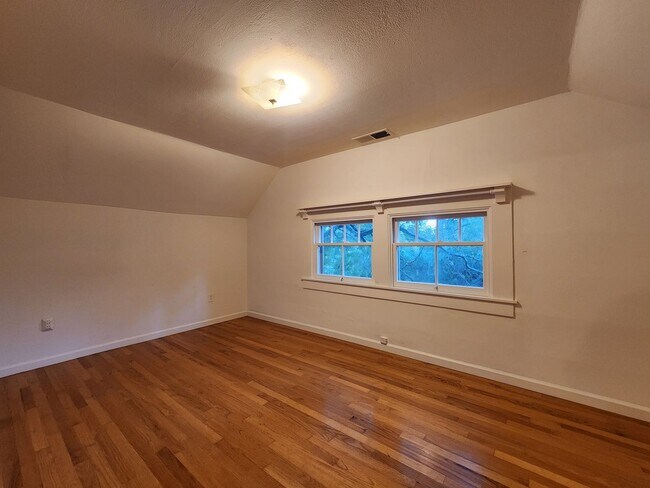 Building Photo - 7251 Maple Ave