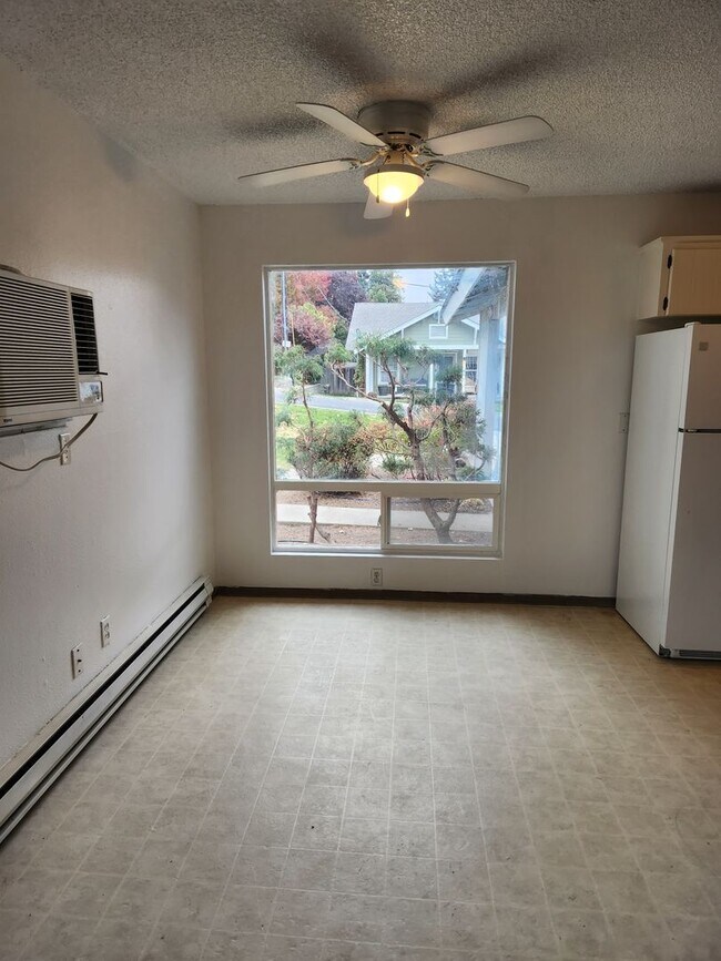 Building Photo - Selah 3br 1ba duplex with carport and WATE...