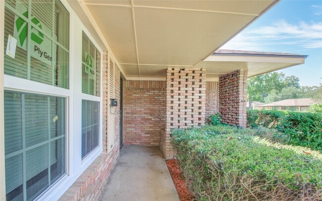 Building Photo - 10226 Envoy St