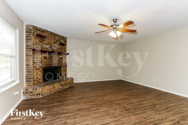 Building Photo - 604 Circleview Dr