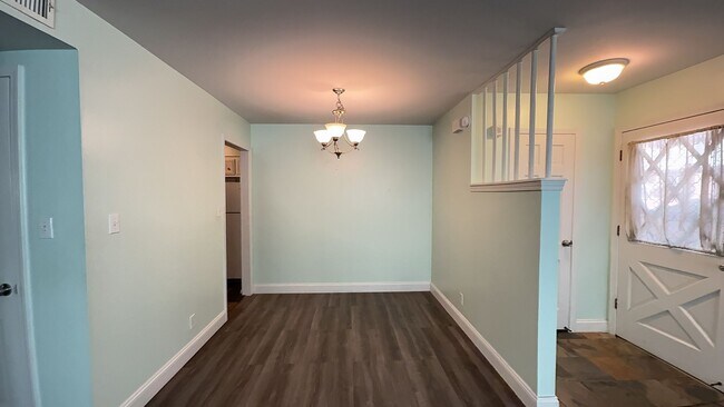 Building Photo - Welcome to your new charming 2 bed, 1.5 bath first floor condo!