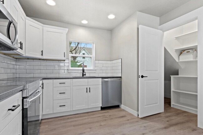 Building Photo - 465 S 3rd E St