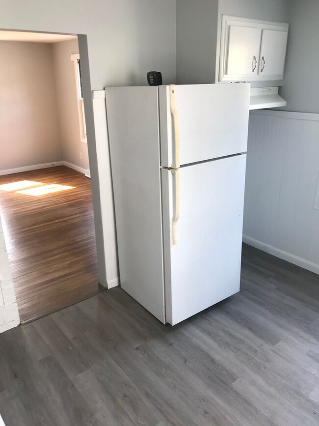 Building Photo - 3 bed / 1 bath, North side single family r...