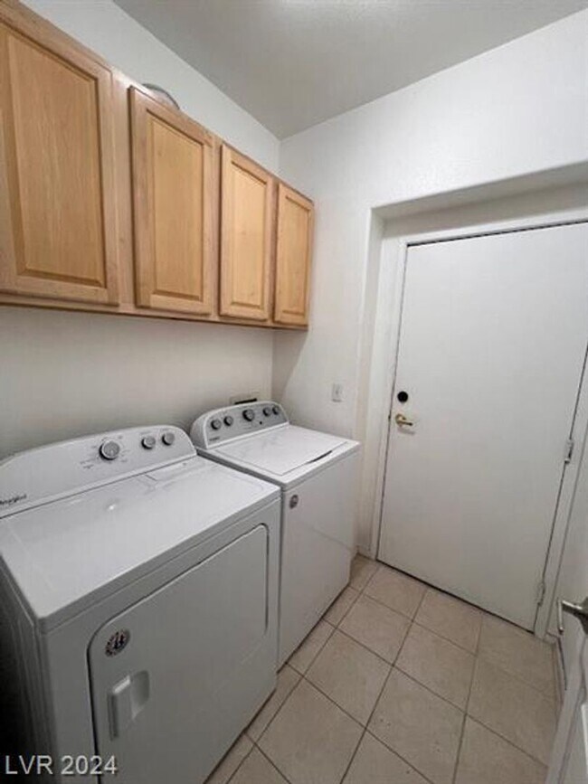 Building Photo - Gated Community / One Bedroom / 1 Car Garage