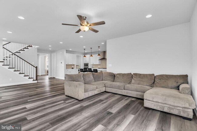 Building Photo - 41919 Spring Air Dr