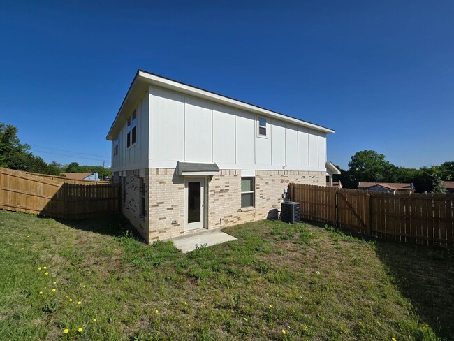 Building Photo - RENT SPECIAL - AVAILABLE NOW!