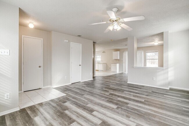 Building Photo - Ready for New Tenants- Large 3 bed, 2.5 bath in West Fort Worth- 76108
