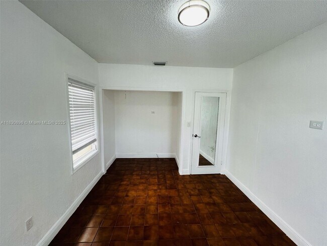 Building Photo - 3110 SW 23rd Terrace
