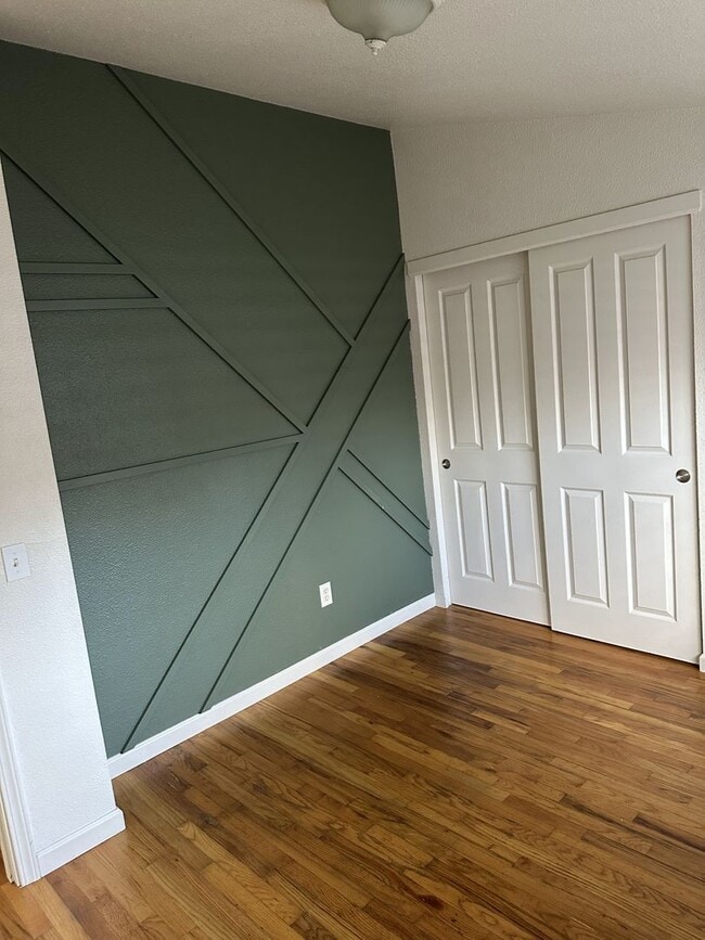 Building Photo - 4 Bed 1.5 Bath House