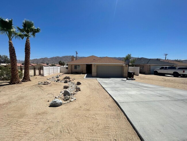 Building Photo - Large 4 Bedroom 2 bath Home in Chocolate Drop Neighborhood