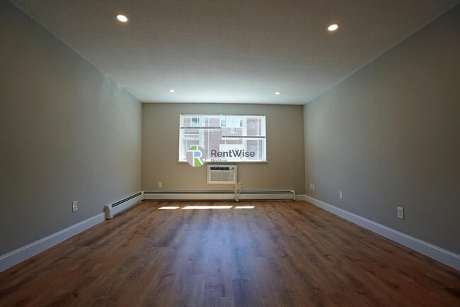 Building Photo - 965 Fellsway