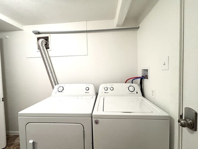 Building Photo - 119 E Leslie Ave