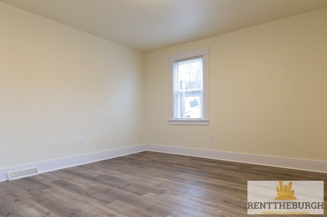 Building Photo - Updated 4BR 2 Full Bath House with Parking!