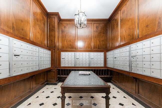 Building Photo - 2000 N Lincoln Park W