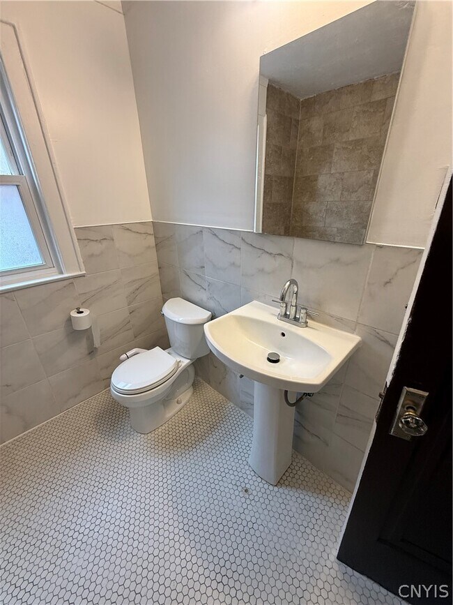 Building Photo - 205 Fellows Ave