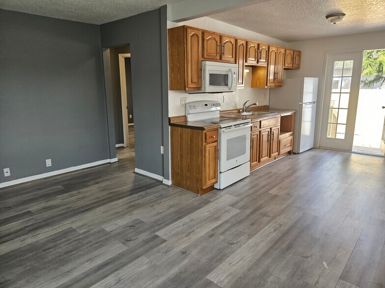 Building Photo - 3710 E Flora St