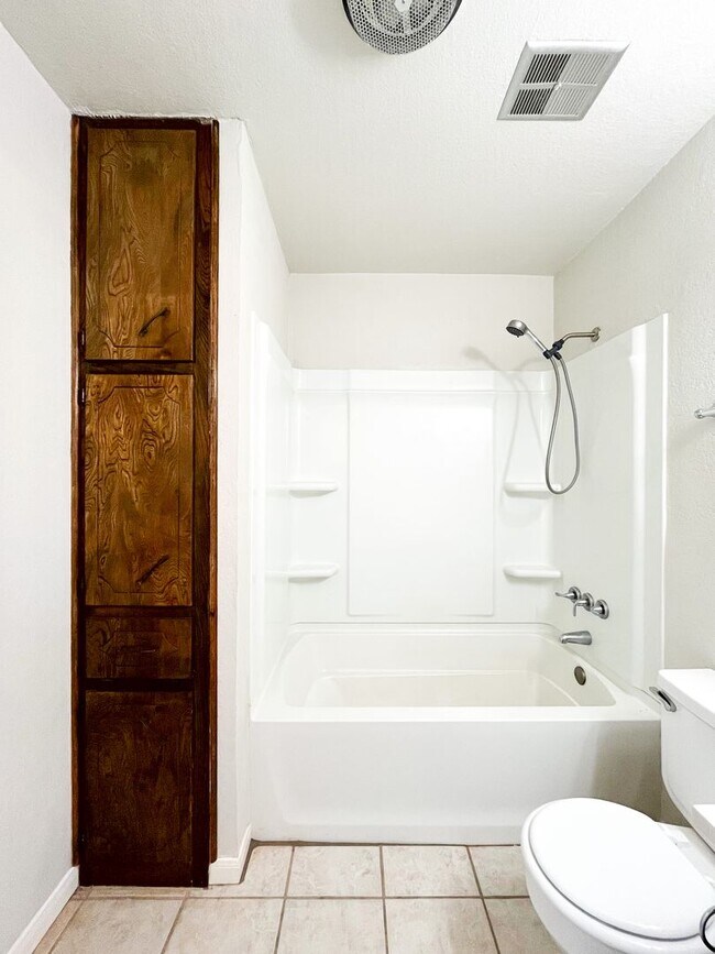 Building Photo - 2302 Wales Cir