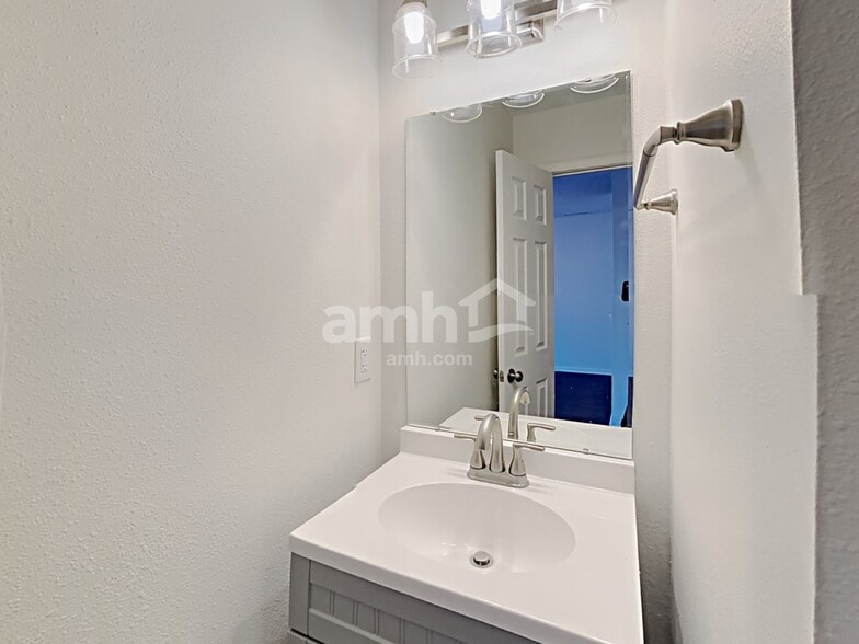 Building Photo - 10890 Clear Spring Dr