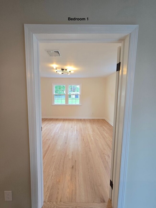 Building Photo - Beautifully updated, ranch style single fa...