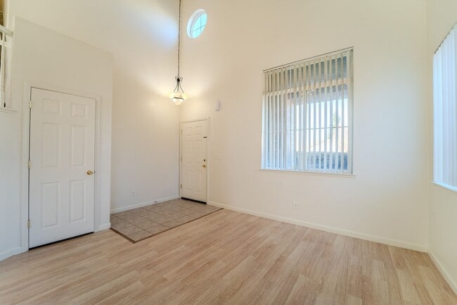 Building Photo - ? Spacious 4-Bedroom, 2.5-Bathroom Home in...