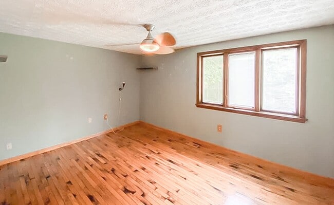 Building Photo - Charming 2-Level, 3 Bedroom 2 Bathroom Hom...