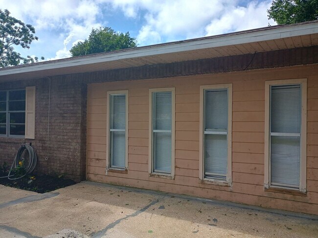 Building Photo - 4 bedroom 2 bathroom House- fenced in yard