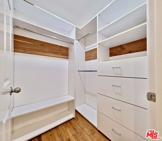 Building Photo - 805 N W Knoll Dr