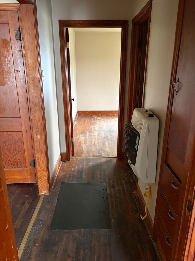 Building Photo - 2 Bedroom and 1 Bathroom House
