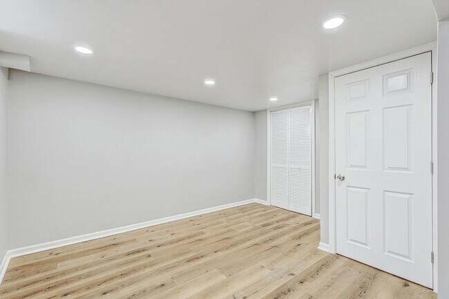 Building Photo - 1644 N 73rd Ct